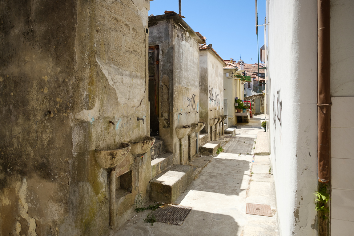 Waschbecken und öffentliche Toiletten im Bairro Herculano